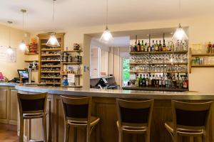 Lounge nebo bar v ubytování Logis Hotel Grangier
