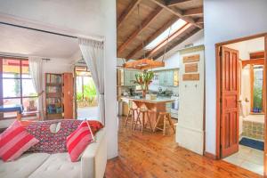 a living room and kitchen with a couch and a table at Casa Paxanax in Santa Cruz La Laguna