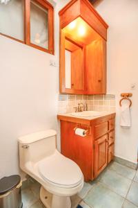 łazienka z toaletą i umywalką w obiekcie Casa Paxanax w mieście Santa Cruz La Laguna