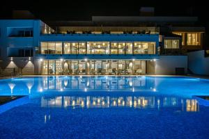 una grande piscina di fronte a un edificio di notte di Hotel Sunce a Soko Banja