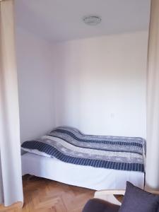 a bed sitting in a corner of a room at Apartament SIELANKA PARK in Łódź