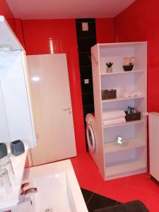 Gornje Vratno的住宿－Apartman Obadić，一间带水槽和洗衣机的浴室