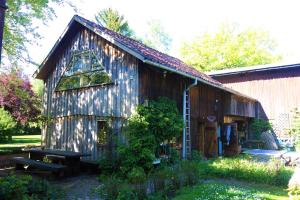 an old barn with a ladder on the side of it at FeWo Tilda in Garlstorf