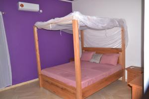 un letto a castello con baldacchino in una camera di Villa Moderne Spacieuse avec Piscine Privée, 3Ch et 3SdB a Ngaparou