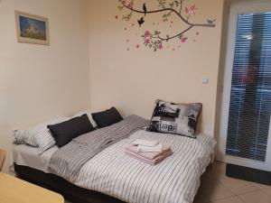 Un dormitorio con una cama con una bolsa rosa. en Apartma Gaber 80, en Zreče