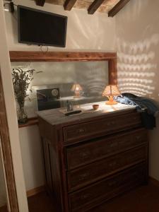 a dresser with a mirror and a lamp on it at Casa di Sisa - Alteta in Rapagnano