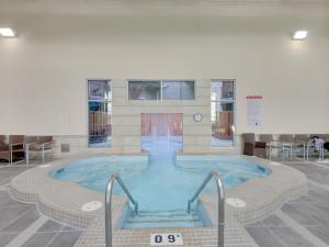 Bazén v ubytování The Mountaineer by InstantSuites Pool & HotTub nebo v jeho okolí