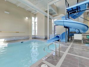 Bazén v ubytování The Mountaineer by InstantSuites Pool & HotTub nebo v jeho okolí