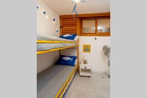 מיטה או מיטות קומותיים בחדר ב-Domus Portisco