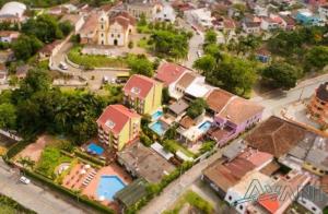 uma vista aérea de uma pequena cidade com casas em Hotel Camboa Antonina - PR em Antonina