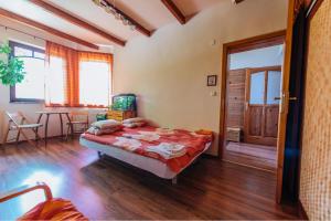 ein Schlafzimmer mit einem Bett und einem Tisch in einem Zimmer in der Unterkunft Panorama Vegapansion in Szendehely