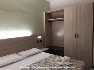 Tempat tidur dalam kamar di Ohana Apartments Camping Tiglio