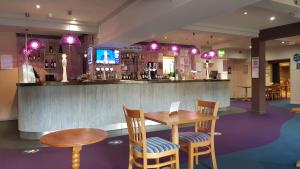 Zona de lounge sau bar la Newquay Bay Resort 102
