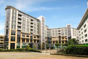 um grupo de edifícios altos em uma cidade em Newcastle City Centre Apartment Ideal for Holiday, Contractors, Quarantining em Newcastle upon Tyne