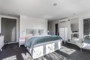 Posteľ alebo postele v izbe v ubytovaní Taonga with Sea Views by Waiheke Unlimited