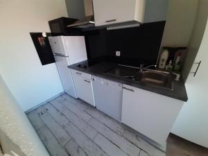 Billede fra billedgalleriet på Grand Appartement Luxe avec SAUNA et BAIN LED 50m de l océan avec belle terrasse pour manger CHIEN ADMIS 2 chambres pour 4 pers avec GRANDE BAIGNOIRE BALNEO SPA i Biscarrosse