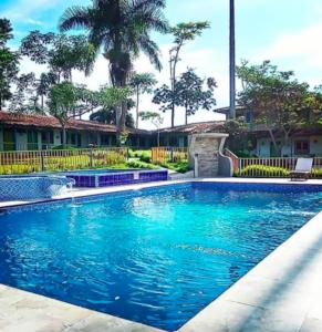 una piscina de agua azul en un patio en Hotel Campestre Los Nogales, en Quimbaya
