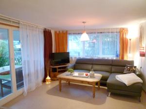 Ein Sitzbereich in der Unterkunft Ferienhaus Störtebeker - freistehend - Strand 350m
