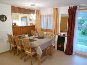ein Esszimmer mit Tisch und Stühlen und einem Kamin in der Unterkunft Ferienhaus Störtebeker - freistehend - Strand 350m in Ostseebad Koserow
