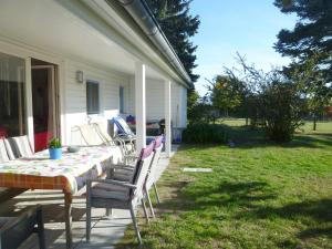 eine Terrasse mit einem Tisch und Stühlen auf einem Haus in der Unterkunft Ferienhaus Störtebeker - freistehend - Strand 350m in Ostseebad Koserow