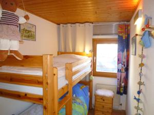 ein Schlafzimmer mit zwei Etagenbetten in einem Haus in der Unterkunft Ferienhaus Störtebeker - freistehend - Strand 350m in Ostseebad Koserow + 6 Fotos