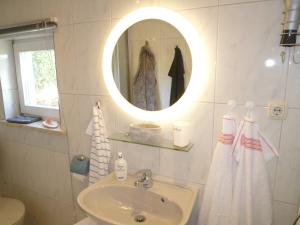 Ein Badezimmer in der Unterkunft Ferienhaus Störtebeker - freistehend - Strand 350m
