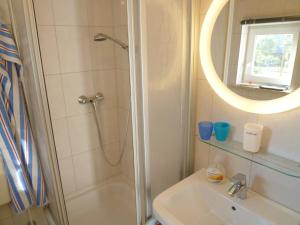 Ein Badezimmer in der Unterkunft Ferienhaus Störtebeker - freistehend - Strand 350m