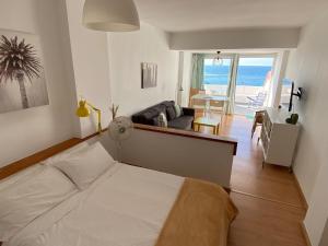 ラスパルマス・デ・グランカナリアにあるYellow Sunmarine IIのベッドルーム1室(ベッド1台付)、リビングルームが備わります。