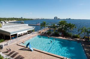 una gran piscina junto a un cuerpo de agua en Best Western Fort Myers Waterfront, en North Fort Myers