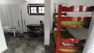 
Uma ou mais camas em beliche em um quarto em Casanapraia Bertioga
