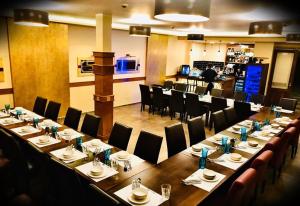 A restaurant or other place to eat at Öreg Miskolcz Hotel