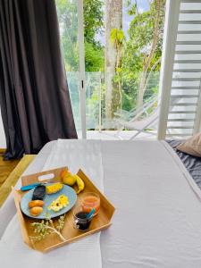 帕蒂博的住宿－L'ylang ylang，床上装有一盘食物的托盘