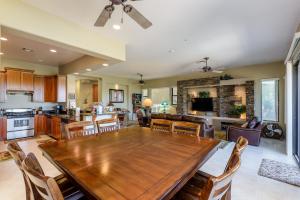 een keuken en een woonkamer met een houten tafel en stoelen bij Villa Agave in Scottsdale