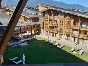 una vista aérea de un hotel con césped y sillas en Mountain view Private apartments in Pirin Golf and SPA resort, en Razlog