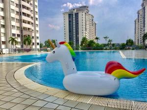 un carro unicorno nel mezzo di una piscina di Suria Kipark Damansara 3R2B 950sq ft Apartment a Kuala Lumpur