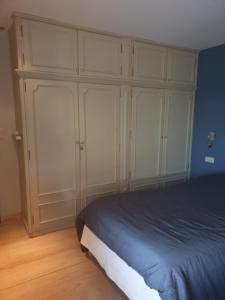 1 dormitorio con armarios blancos y 1 cama en Beautiful rooms at countryside Brussels, en Halle