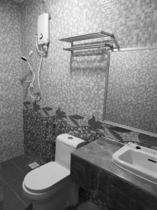 TEBiNG Guest House Taman Negara Malaysia Kuala Tahan的一间浴室