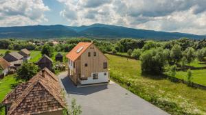 eine Luftansicht eines Hauses auf einem Feld in der Unterkunft Pensiunea Agroturisticā Lukács Panzió in Ujfalù