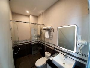 y baño con lavabo, aseo y espejo. en Dong Hai Hotel _ Rach Gia, en Rạch Giá