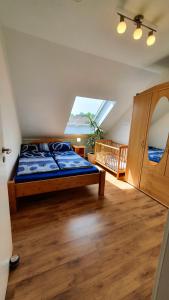 ein Schlafzimmer mit einem Bett in einem Zimmer mit einem Fenster in der Unterkunft Ferienwohnung Valerie in Ettenheim