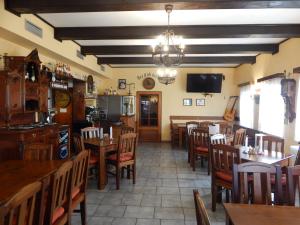 Lounge alebo bar v ubytovaní Penzion Dřevěnka