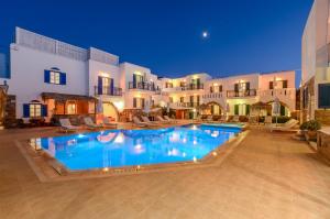 een groot zwembad voor een gebouw bij Agios Prokopios Hotel in Agios Prokopios