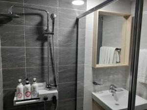 Tongyeong Bridge Hotel的一间浴室
