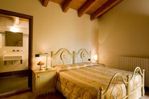 ein Schlafzimmer mit einem großen Bett und einer Dusche in der Unterkunft Hotel Noce in Brescia