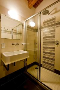 W łazience znajduje się umywalka i prysznic. w obiekcie Hotel Noce w mieście Brescia