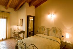 sypialnia z łóżkiem, stołem i oknem w obiekcie Hotel Noce w mieście Brescia