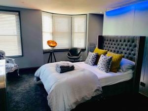 Una cama o camas en una habitación de Egremont House - Brighton Rock Rooms 5 fotos más