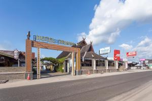 an empty street in front of a store at OYO 2527 Hotel Triana in Palangkaraya