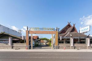 a building with an archway in the middle of a street at OYO 2527 Hotel Triana in Palangkaraya