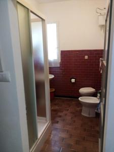 a bathroom with a toilet and a sink at B&B ca'del grillo in Castel del Rio